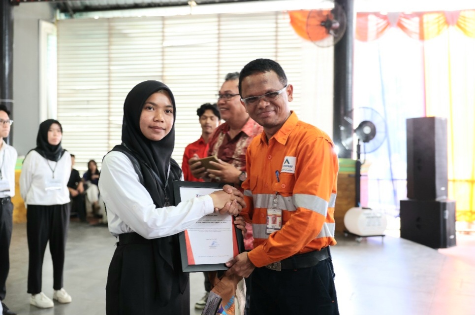 GMO & Deputy Director Operations Agincourt Resources, Rahmat Lubis, menyerahkan sertifikat penghargaan kepada Aisyah Pardede, penerima Beasiswa Martabe Prestasi tingkat sarjana perguruan tinggi negeri di Sopo Daganak, Batang Toru