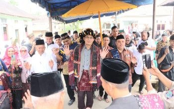 Bupati Tapsel, Gus Irawan Pasaribu, dan rombongan, saat menghadiri perayaan HUT ke-61 Tugu Raja Enda Jolo Pane di Kecamatan Arse