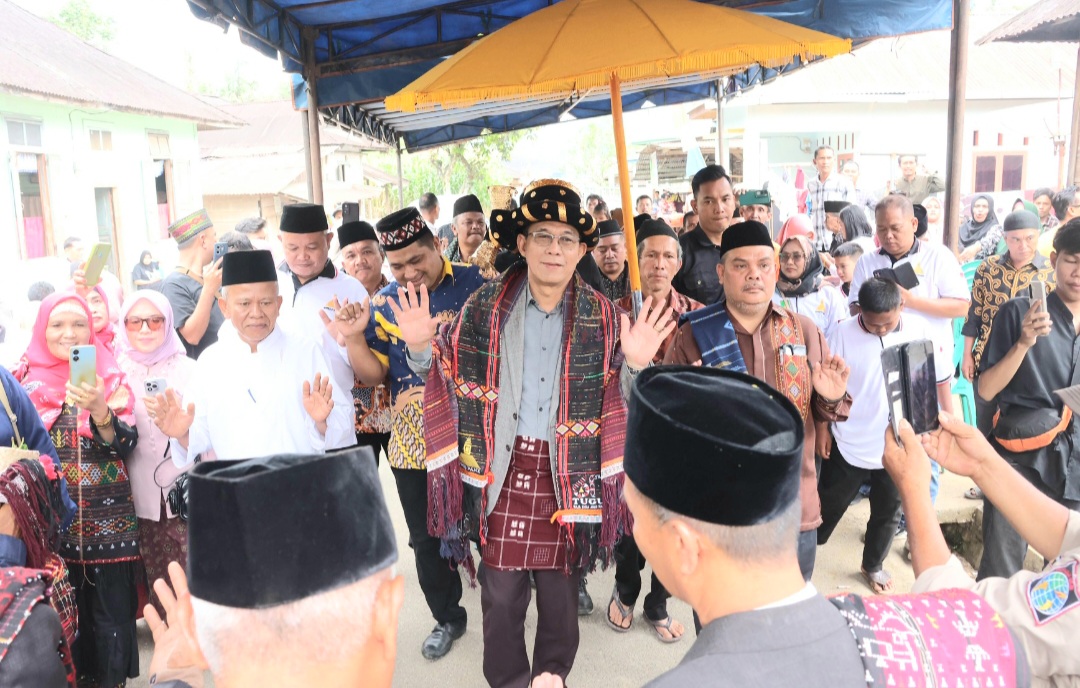 Bupati Tapsel, Gus Irawan Pasaribu, dan rombongan, saat menghadiri perayaan HUT ke-61 Tugu Raja Enda Jolo Pane di Kecamatan Arse