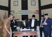 Bupati Tapsel, Gus Irawan Pasaribu, didampingi Wakil Bupati Jafar Syahbuddin Ritonga, menandatangani RPJMD yang akan menjadi Perda disaksikan Ketua DPRD Rahmat Nasution, disaksikan oleh Wakil Ketua I Abdul Basith Dalimunthe serta Wakil Ketua II DPRD Borkat