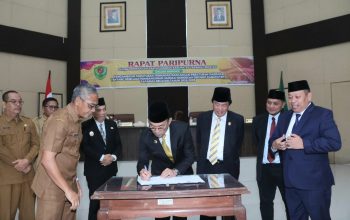 Bupati Tapsel, Gus Irawan Pasaribu, didampingi Wakil Bupati Jafar Syahbuddin Ritonga, menandatangani RPJMD yang akan menjadi Perda disaksikan Ketua DPRD Rahmat Nasution, disaksikan oleh Wakil Ketua I Abdul Basith Dalimunthe serta Wakil Ketua II DPRD Borkat