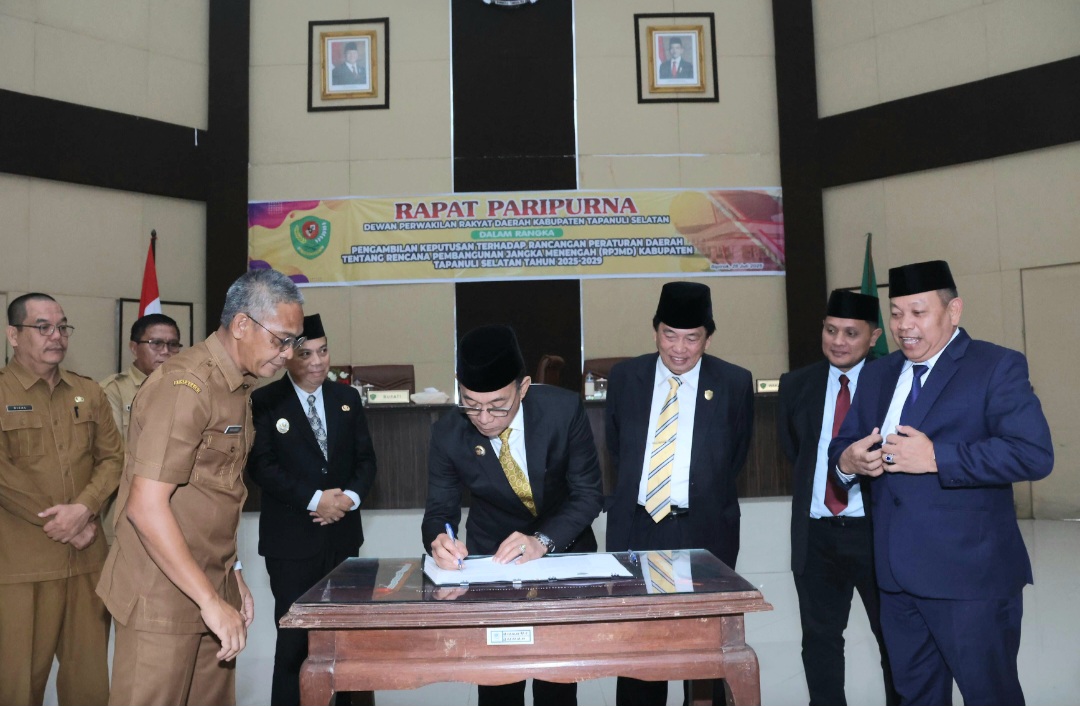 Bupati Tapsel, Gus Irawan Pasaribu, didampingi Wakil Bupati Jafar Syahbuddin Ritonga, menandatangani RPJMD yang akan menjadi Perda disaksikan Ketua DPRD Rahmat Nasution, disaksikan oleh Wakil Ketua I Abdul Basith Dalimunthe serta Wakil Ketua II DPRD Borkat