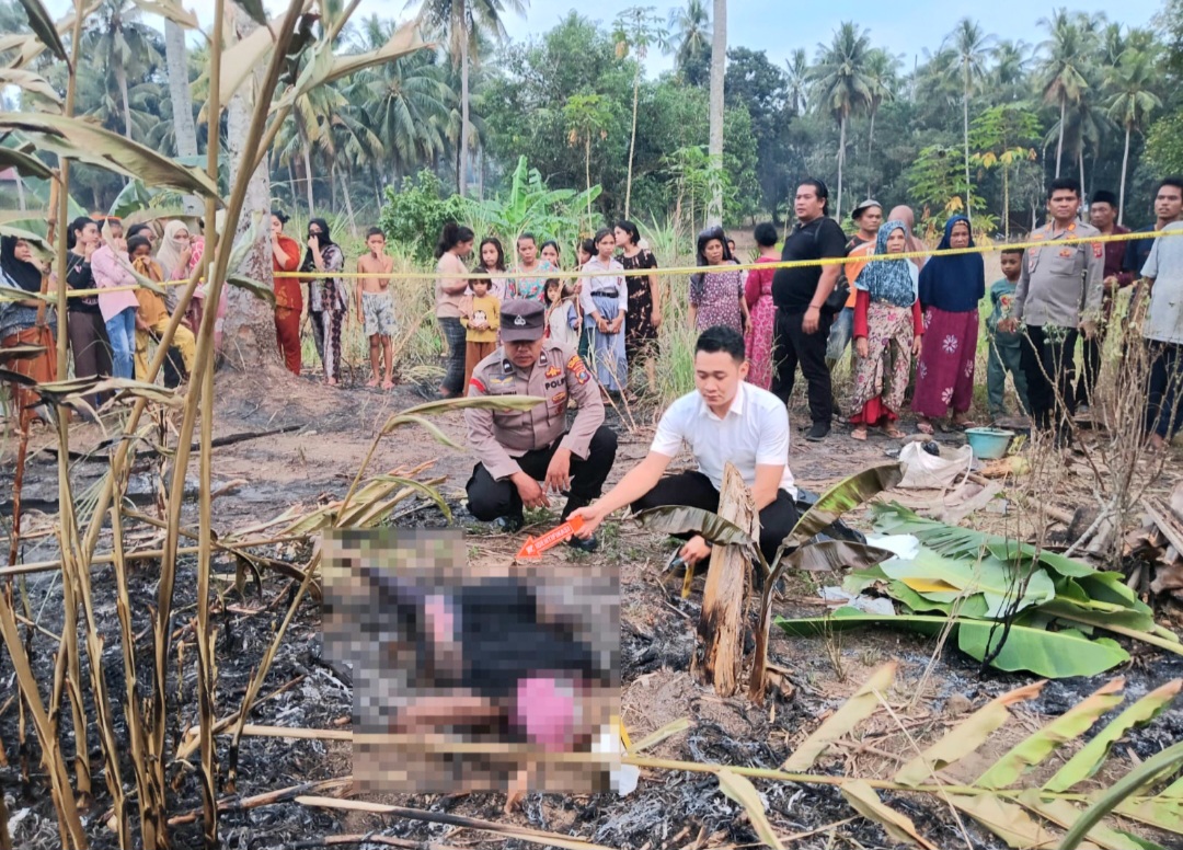 Polisi saat menggelar olah TKP di Kelurahan Pasar Gunung Tua