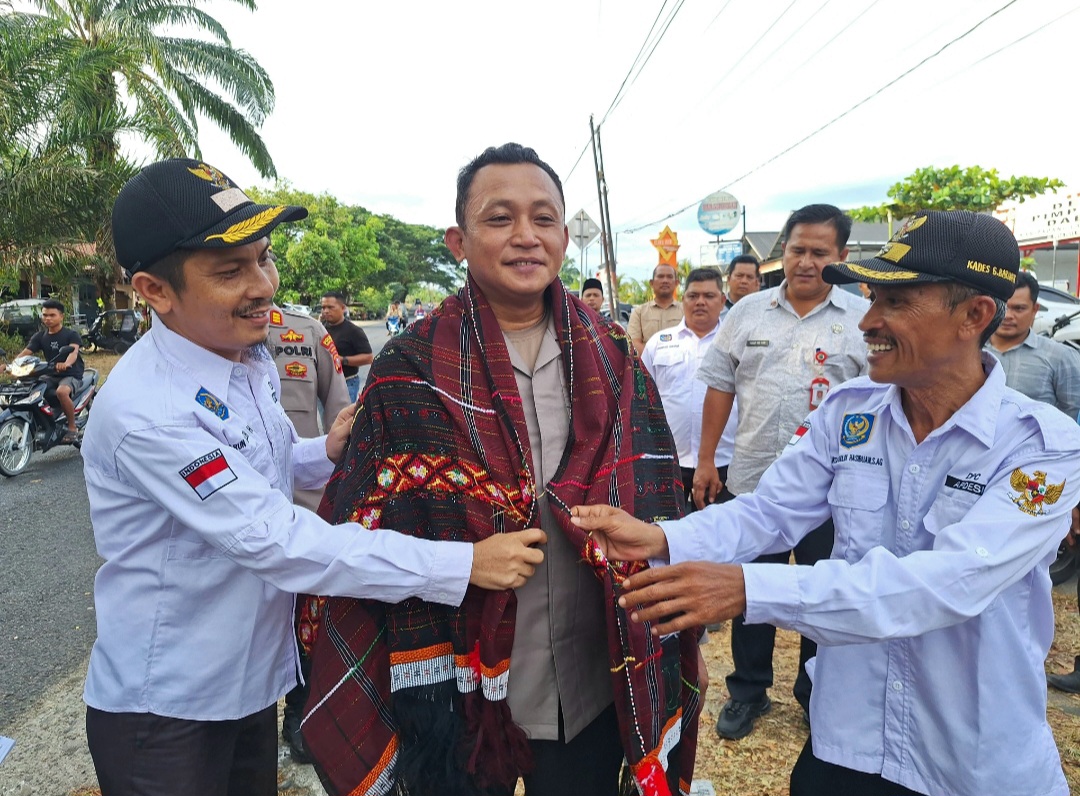 Kapolres Tapsel, AKBP Yon Edi Winara, diulosi para Kepala Desa se-Kabupaten Paluta yang tergabung dalam ABDESI di sela temu ramah sekaligus acara deklarasi ketahanan pangan Nasional