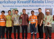 GMO & Deputy Director Operations PTAR, Rahmat Lubis (empat dari kanan), bersama Bupati Tapsel, Gus Irawan (berbatik, tengah), membuka workshop kreatif kelola lingkungan didampingi Pendiri Greeneration Indonesia & Waste4Change sekaligus Tenaga Ahli Menteri Lingkungan Hidup Bidang Pengelolaan Sampah, Mohamad Bijaksana Junerosano (empat dari kiri), manajemen Agincourt Resources, serta jajaran pemerintahan di Batang Toru