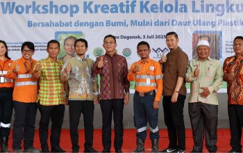 GMO & Deputy Director Operations PTAR, Rahmat Lubis (empat dari kanan), bersama Bupati Tapsel, Gus Irawan (berbatik, tengah), membuka workshop kreatif kelola lingkungan didampingi Pendiri Greeneration Indonesia & Waste4Change sekaligus Tenaga Ahli Menteri Lingkungan Hidup Bidang Pengelolaan Sampah, Mohamad Bijaksana Junerosano (empat dari kiri), manajemen Agincourt Resources, serta jajaran pemerintahan di Batang Toru
