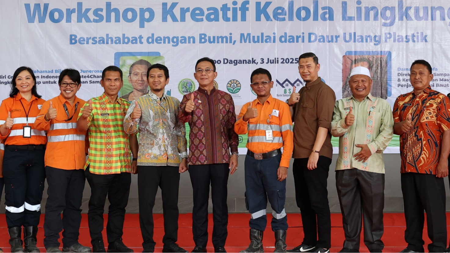 GMO & Deputy Director Operations PTAR, Rahmat Lubis (empat dari kanan), bersama Bupati Tapsel, Gus Irawan (berbatik, tengah), membuka workshop kreatif kelola lingkungan didampingi Pendiri Greeneration Indonesia & Waste4Change sekaligus Tenaga Ahli Menteri Lingkungan Hidup Bidang Pengelolaan Sampah, Mohamad Bijaksana Junerosano (empat dari kiri), manajemen Agincourt Resources, serta jajaran pemerintahan di Batang Toru