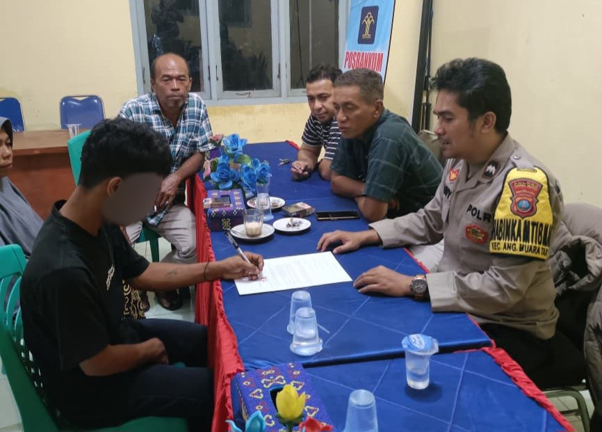Di hadapan Kepala Desa Sipangko, Azan Sinaga, Bhabinkamtibmas Angkola Muara Tais, Aipda Bobby Rahman, perangkat desa, dan pihak pelapor, terlapor kasus pencurian hewan ternak bebek menandatangani surat pernyataan untuk tidak mengulangi perbuatannya di kemudian hari