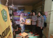 Pakor Polwan Polres Padangsidimpuan AKP Maria Marpaung, bersama Kapolsek Hutaimbaru AKP Ida Meri, Kasidokkes Iptu Endi Tarigan, dan lainnya, saat menyalurkan paket sembako kepada salah satu korban tindak pidana asusila