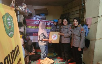 Pakor Polwan Polres Padangsidimpuan AKP Maria Marpaung, bersama Kapolsek Hutaimbaru AKP Ida Meri, Kasidokkes Iptu Endi Tarigan, dan lainnya, saat menyalurkan paket sembako kepada salah satu korban tindak pidana asusila
