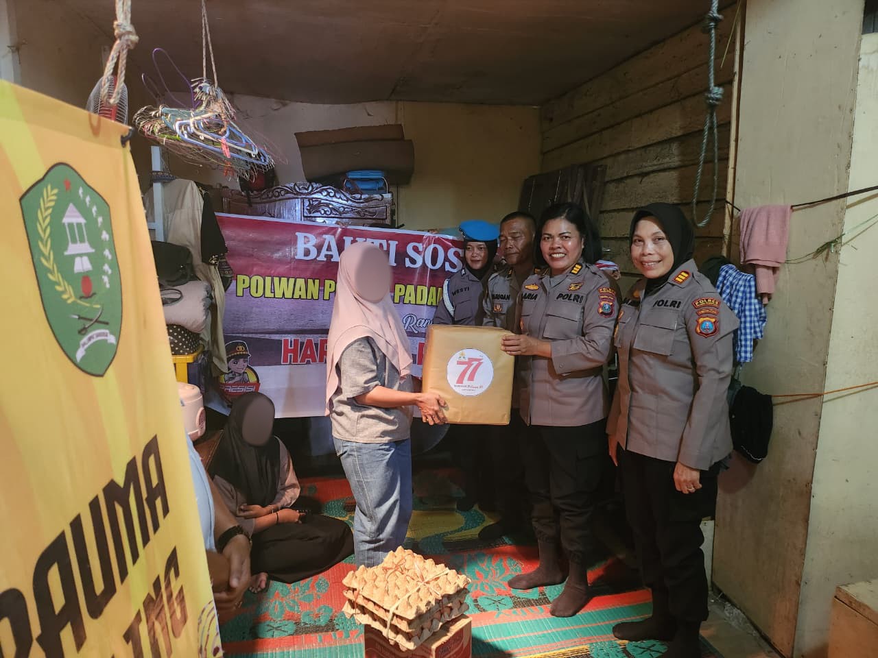 Pakor Polwan Polres Padangsidimpuan AKP Maria Marpaung, bersama Kapolsek Hutaimbaru AKP Ida Meri, Kasidokkes Iptu Endi Tarigan, dan lainnya, saat menyalurkan paket sembako kepada salah satu korban tindak pidana asusila