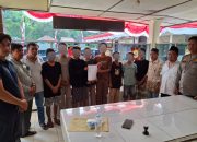 Seorang remaja berusia 16 tahun, RS didampingi orang tuanya, usai dimediasi dengan para terduga pelaku aksi bullying hingga berakhir damai di Polsek Batang Angkola