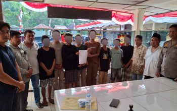 Seorang remaja berusia 16 tahun, RS didampingi orang tuanya, usai dimediasi dengan para terduga pelaku aksi bullying hingga berakhir damai di Polsek Batang Angkola