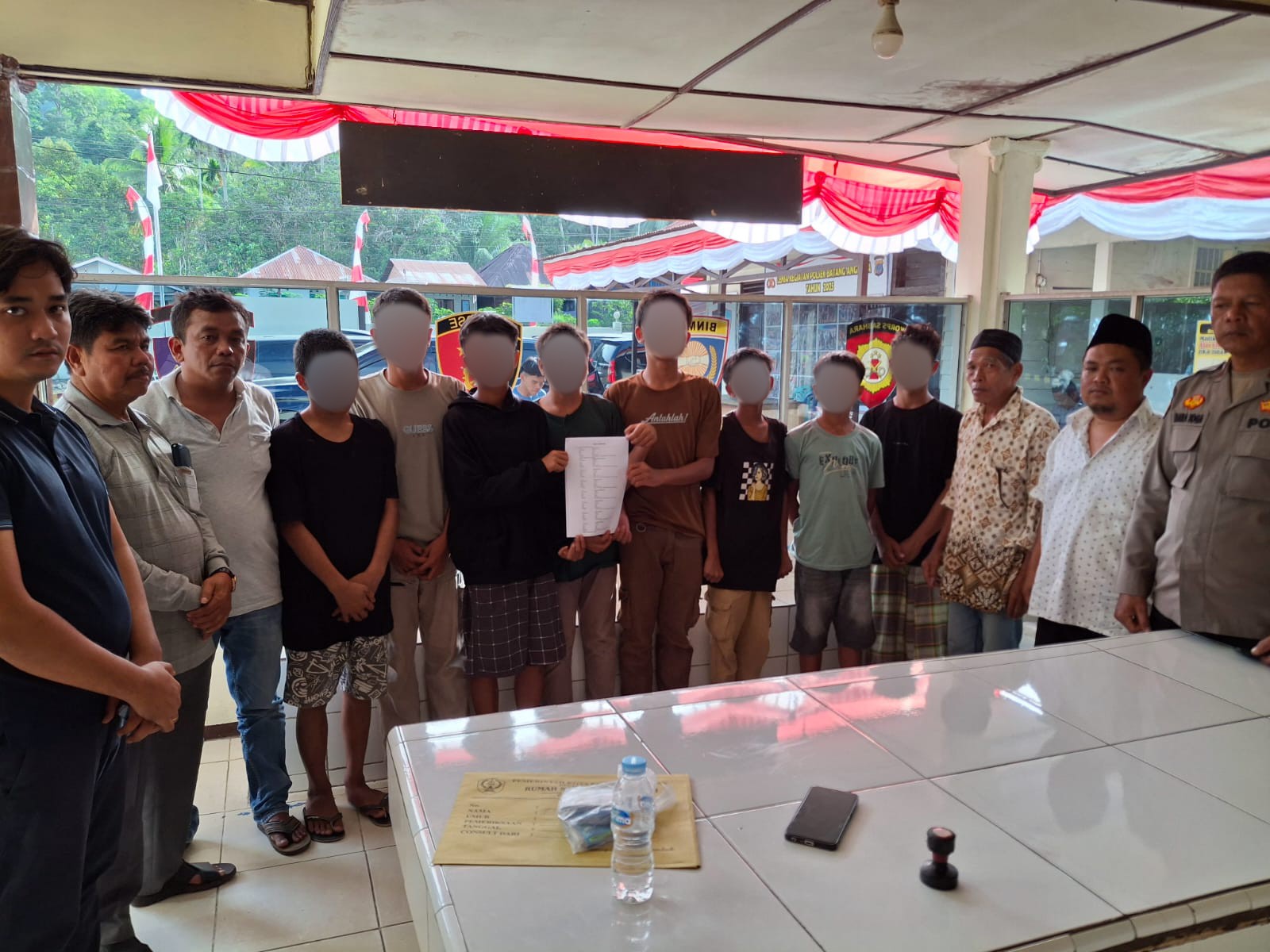 Seorang remaja berusia 16 tahun, RS didampingi orang tuanya, usai dimediasi dengan para terduga pelaku aksi bullying hingga berakhir damai di Polsek Batang Angkola