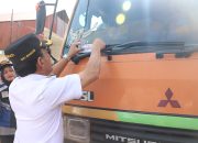 Bupati Tapsel, Gus Irawan Pasaribu, menempelkan stiker terkait imbauan taat pajak ke salah satu kendaraan saat Operasi Terpadu dan Gabungan Opsen PKB dan BBNKB