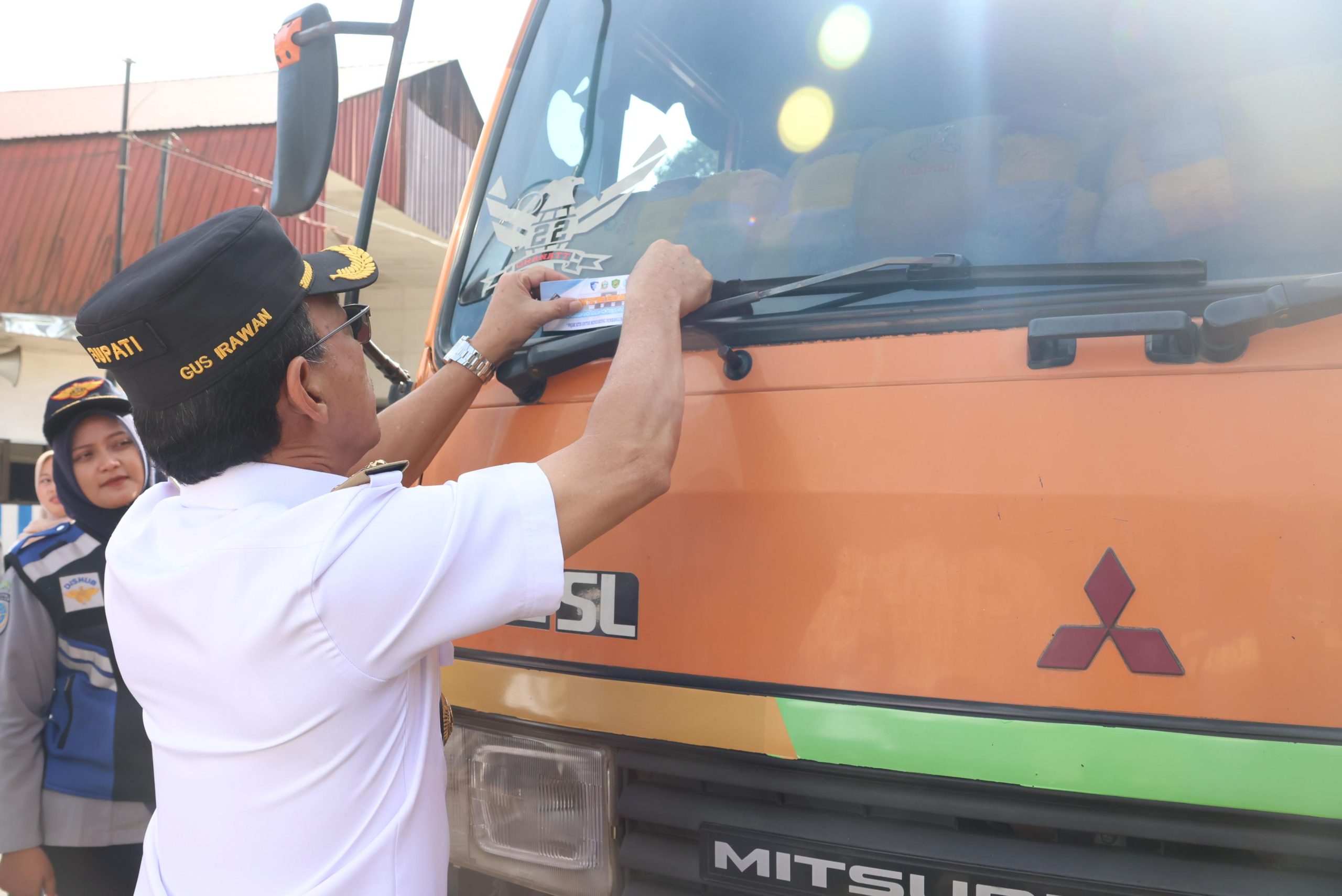 Bupati Tapsel, Gus Irawan Pasaribu, menempelkan stiker terkait imbauan taat pajak ke salah satu kendaraan saat Operasi Terpadu dan Gabungan Opsen PKB dan BBNKB