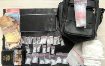 Berikut barang bukti yang berhasil disita oleh Tim Opsnal Satresnarkoba Polres Tapsel usai menggerebek salah satu Rumah yang diduga kuat sebagai pengedar sabu berinisial, GH di Desa Sihopuk Lama, Kecamatan Halongonan Timur, Kabupaten Paluta