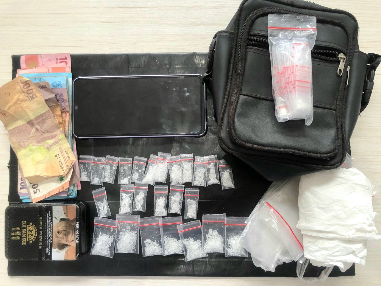 Berikut barang bukti yang berhasil disita oleh Tim Opsnal Satresnarkoba Polres Tapsel usai menggerebek salah satu Rumah yang diduga kuat sebagai pengedar sabu berinisial, GH di Desa Sihopuk Lama, Kecamatan Halongonan Timur, Kabupaten Paluta
