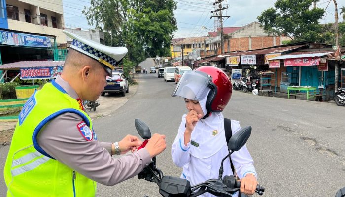Sambut HUT RI ke-80, Polres Padangsidimpuan Bagikan Bendera Merah Putih