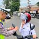 Sambut HUT RI ke-80, Polres Padangsidimpuan Bagikan Bendera Merah Putih