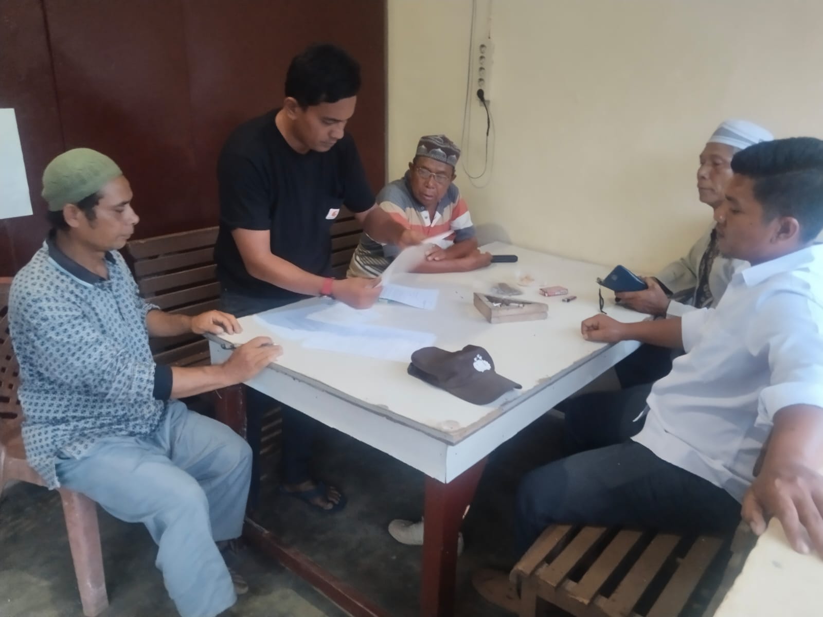 Personel Polsek Dolok saat memediasi kasus dugaan penganiayaan hingga berakhir damai