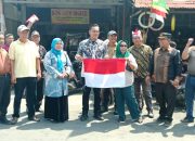 Sambut HUT RI, Camat Kisaran Barat Bagikan Ratusan Bendera Merah Putih