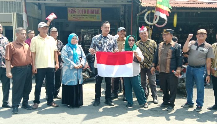 Sambut HUT RI, Camat Kisaran Barat Bagikan Ratusan Bendera Merah Putih