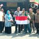 Camat Kota Kisaran Barat, Rahmad Aris Munandar, turun langsung ke jalan membagikan 500 bendera merah putih ke masyarakat