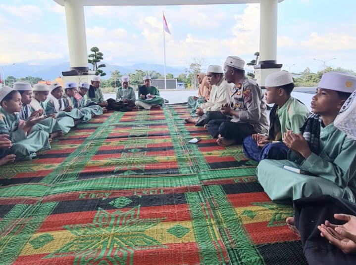 Kasat Binmas Polres Tapsel, Iptu Taufik Manullang, di sela pengajian sekaligus menyantuni anak yatim di Mapolres setempat