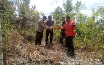 Personel Polsek Padang Bolak Polres bersama TNI, Manggala Agni, dan masyarakat Desa Batu Nanggar menggelar Patroli gabungan dalam rangka mengantisipasi Karhutla