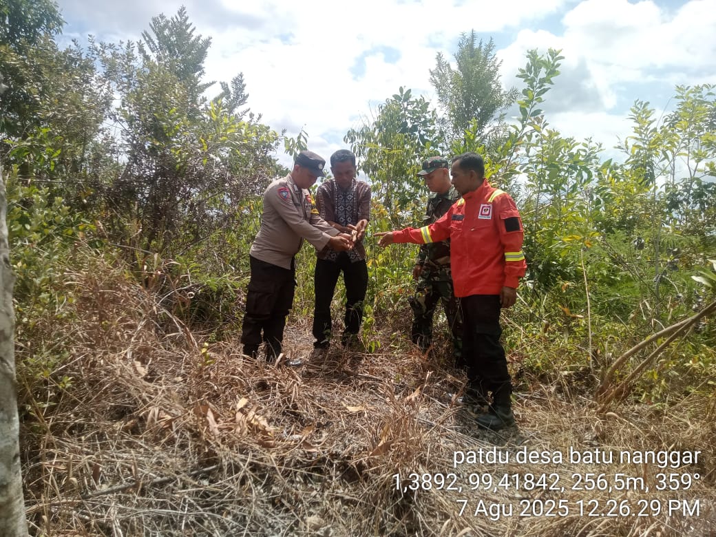 Personel Polsek Padang Bolak Polres bersama TNI, Manggala Agni, dan masyarakat Desa Batu Nanggar menggelar Patroli gabungan dalam rangka mengantisipasi Karhutla