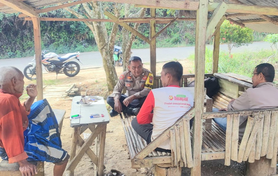 Bhabinkamtibmas Polsek Sipirok, Aiptu B Silalahi, saat sambang dan tatap muka bersama warga binaan di Desa Pinagar