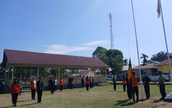 Bhabinkamtibmas Polsek Padang Bolak, Aipda Adam Pohan dan Babinsa, saat memberi pelatihan ke Paskibra