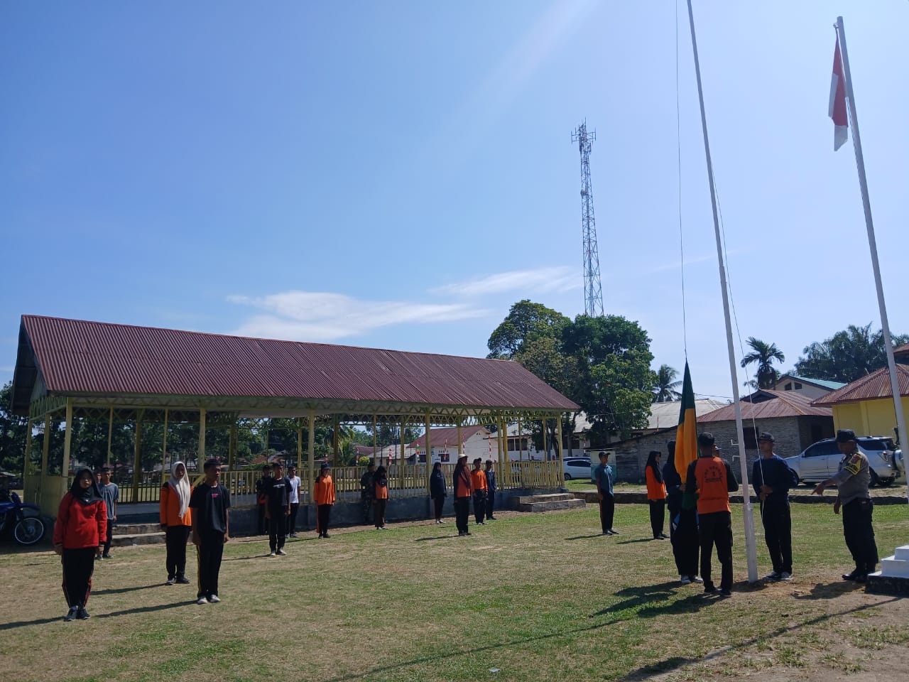 Bhabinkamtibmas Polsek Padang Bolak, Aipda Adam Pohan dan Babinsa, saat memberi pelatihan ke Paskibra