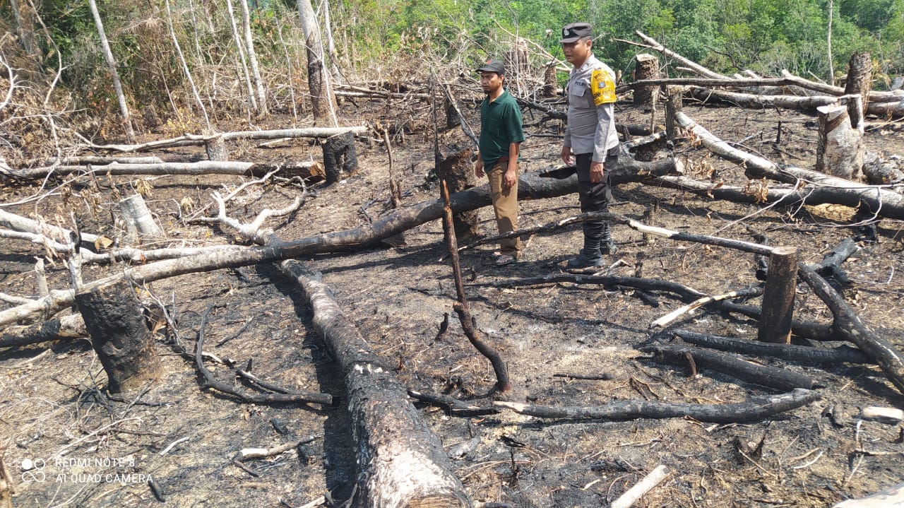 Personel Polsek Dolok bersama masyarakat saat melakukan pengecekan titik api yang terdeteksi melalui aplikasi Lancang Kuning di Desa Pamarai
