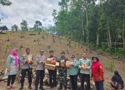 Kanit Binmas Polsek Batang Angkola, Aiptu Edi Susena, dan Bhabinkamtibmas, Aiptu D Tampubolon, hadir secara langsung pada kegiatan penanaman jagung serentak kuartal III tahun 2025