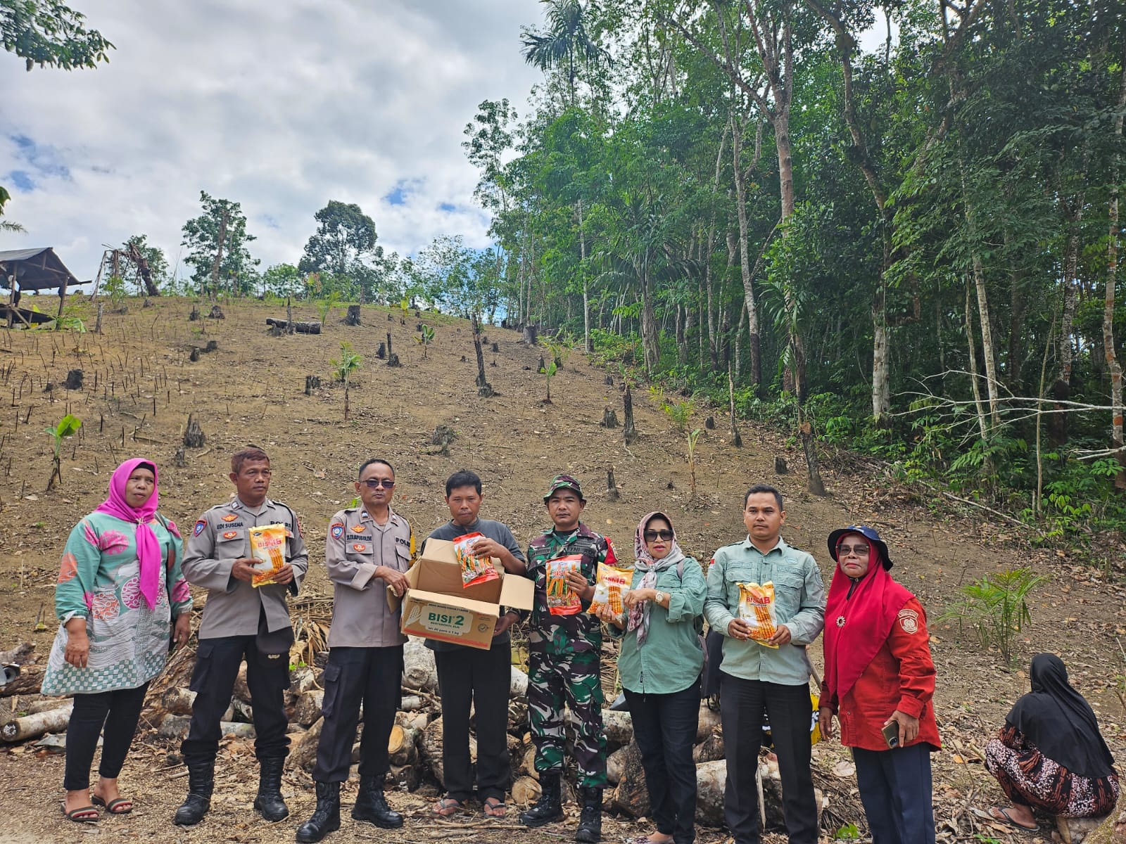 Kanit Binmas Polsek Batang Angkola, Aiptu Edi Susena, dan Bhabinkamtibmas, Aiptu D Tampubolon, hadir secara langsung pada kegiatan penanaman jagung serentak kuartal III tahun 2025