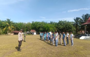 Bhabinkamtibmas Polsek Padang Bolak dan Babinsa Koramil 05/PB saat memberi pelatihan ke Paskibra