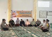 Kanit Reskrim Polsek Sipirok, Ipda Supriyadi, dan anggota, saat melaksanakan program Jumat Curhat guna menampung aspirasi masyarakat di Masjid Al Qosim