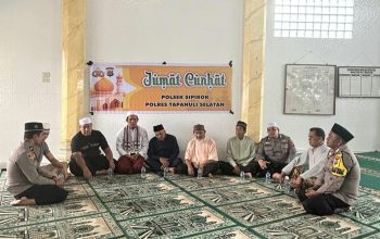 Kanit Reskrim Polsek Sipirok, Ipda Supriyadi, dan anggota, saat melaksanakan program Jumat Curhat guna menampung aspirasi masyarakat di Masjid Al Qosim