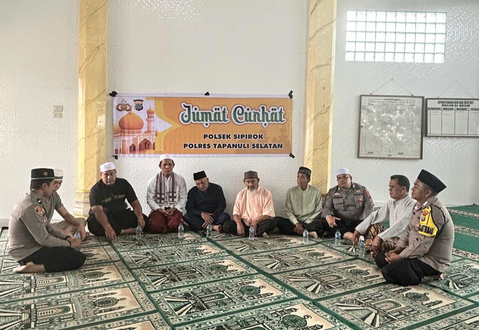 Kanit Reskrim Polsek Sipirok, Ipda Supriyadi, dan anggota, saat melaksanakan program Jumat Curhat guna menampung aspirasi masyarakat di Masjid Al Qosim