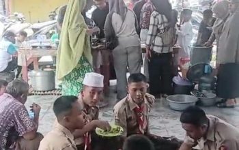 Tanpa kenal lelah, Srikandi DPP PPMA bekerja sama dalam acara 'Jumat Berbagi' makan bersama warga Kota Kisaran