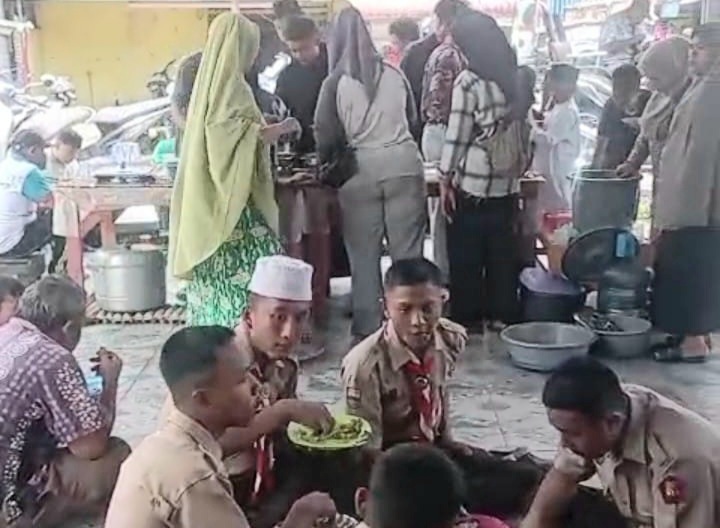 Tanpa kenal lelah, Srikandi DPP PPMA bekerja sama dalam acara 'Jumat Berbagi' makan bersama warga Kota Kisaran
