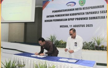 Bupati Tapsel, Gus Irawan Pasaribu, bersama Kepala BPKP Sumut, Farid Firman, menandatangani nota kesepahaman sebagai bentuk sinergi dalam rangka mewujudkan pemerintahan bersih