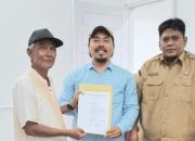 Ketua Caretaker Pengkot Pelti Padangsidimpuan, Khairul Arief Nasution, menyerahkan SK ke Plt Ketua Umum KONI Padangsidimpuan, Ali Akbar, yang didampingi Sekretaris Umum KONI, Ary Junaidi DP Lubis