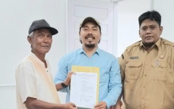 Ketua Caretaker Pengkot Pelti Padangsidimpuan, Khairul Arief Nasution, menyerahkan SK ke Plt Ketua Umum KONI Padangsidimpuan, Ali Akbar, yang didampingi Sekretaris Umum KONI, Ary Junaidi DP Lubis