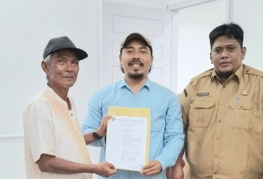 Ketua Caretaker Pengkot Pelti Padangsidimpuan, Khairul Arief Nasution, menyerahkan SK ke Plt Ketua Umum KONI Padangsidimpuan, Ali Akbar, yang didampingi Sekretaris Umum KONI, Ary Junaidi DP Lubis