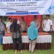 Kapolres Tapsel, AKBP Yon Edi Winara, didampingi Kapolsek Batang Angkola, AKP R Triharjanto, saat menyapa sejumlah Ibu-ibu yang antusias saat membeli beras murah di sela kegiatan GPM