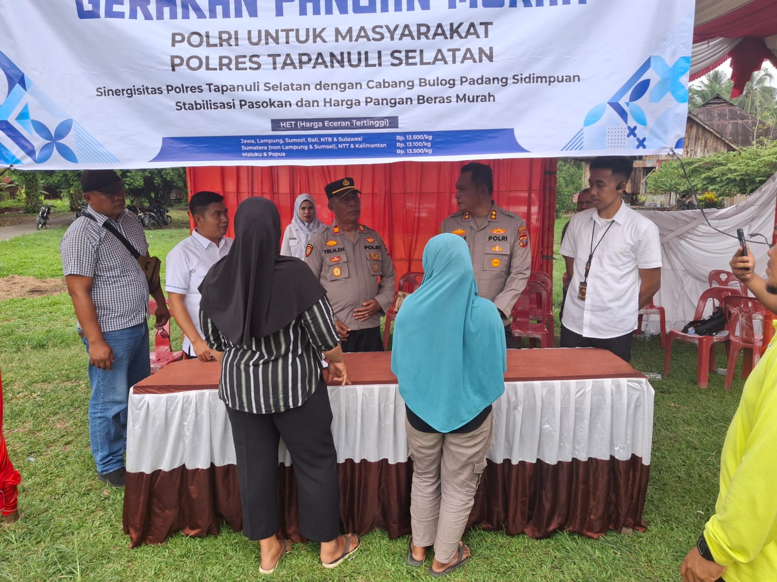 Kapolres Tapsel, AKBP Yon Edi Winara, didampingi Kapolsek Batang Angkola, AKP R Triharjanto, saat menyapa sejumlah Ibu-ibu yang antusias saat membeli beras murah di sela kegiatan GPM