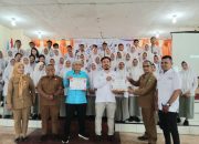 Ketua SMSI Kota Padangsidimpuan, Khairul Arief Nasution, menyerahkan sertifikat pelatihan jurnalistik ke perwakilan Badan Kesatuan Bangsa dan Politik, Muhammad Payunan Daulay, secara simbolis untuk diserahkan kepada peserta